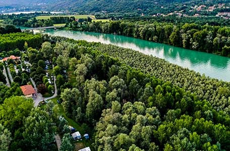 Bild Fluss läuft zwischen den Wäldern entlang